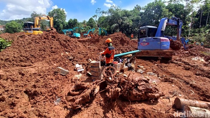 Tim SAR gabungan melakukan pencarian korban longsor yang masih hilang di Desa Cibeunying, Kecamatan Majenang, Kabupaten Cilacap, Senin (17/11/2025).