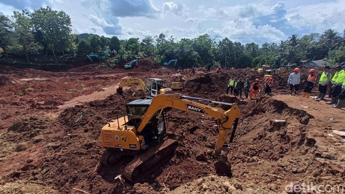Tim SAR gabungan melakukan pencarian korban longsor yang masih hilang di Desa Cibeunying, Kecamatan Majenang, Kabupaten Cilacap, Senin (17/11/2025).