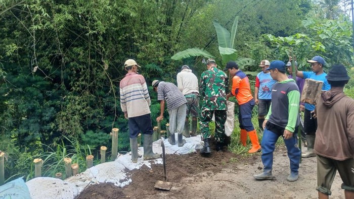 Tembok penahan tanah di Poncokusumo di Malang longsor ganggu akses jalan warga