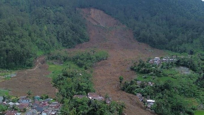 Longsor yang terjadi di Dusun Situkung, Desa Pandanarum, Kecamatan Pandanarum, Kabupaten Banjarnegara, Senin (17/11/2025).