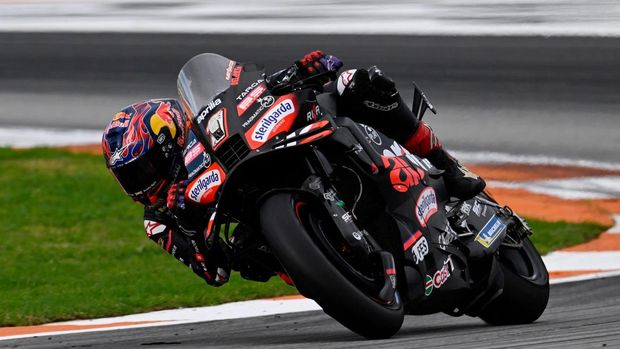 Marco Bezzecchi menutup musim MotoGP 2025 dengan kemenangan gemilang di Sirkuit Ricardo Tormo. REUTERS/Pablo Morano