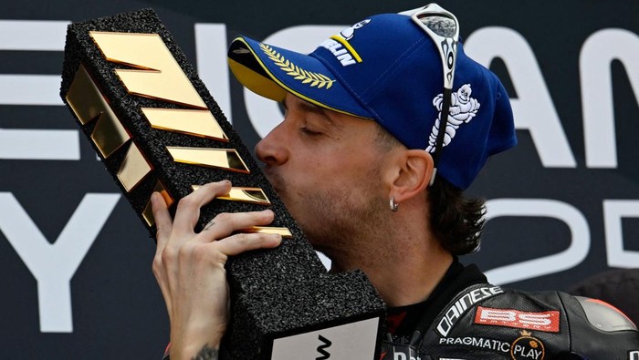 Marco Bezzecchi menutup musim MotoGP 2025 dengan kemenangan gemilang di Sirkuit Ricardo Tormo. REUTERS/Pablo Morano