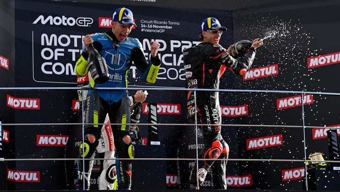 Marco Bezzecchi menutup musim MotoGP 2025 dengan kemenangan gemilang di Sirkuit Ricardo Tormo. REUTERS/Pablo Morano