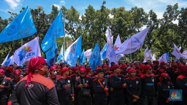Massa buruh dari Aliansi Federasi Serikat Pekerja-Serikat Buruh se-Jakarta menggelar aksi unjuk rasa di depan Balai Kota Jakarta, Senin (17/11/2025). (CNBC Indonesia/Faisal Rahman)