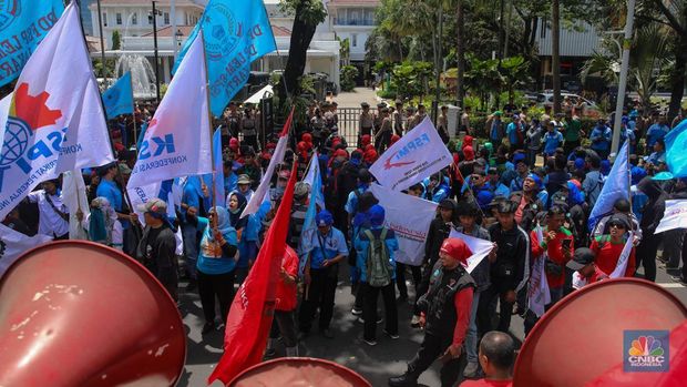 Massa buruh dari Aliansi Federasi Serikat Pekerja-Serikat Buruh se-Jakarta menggelar aksi unjuk rasa di depan Balai Kota Jakarta, Senin (17/11/2025). (CNBC Indonesia/Faisal Rahman)