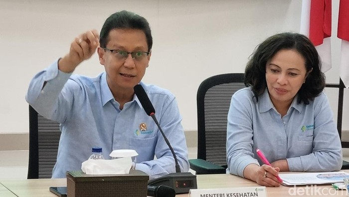 Menkes Budi Gunadi Sadikin saat berkunjung ke RS Kemenkes di Surabaya.