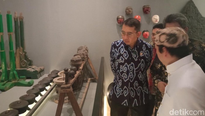 Menteri Kebudayaan, Fadli Zon saat mengunjungi museum Keraton Kanoman, Cirebon