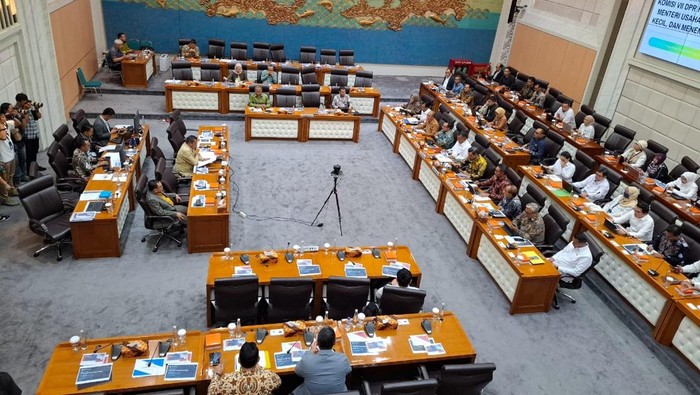 Menteri Usaha Mikro Kecil dan Menengah (UMKM) Maman Abdurrahman menghadiri rapat kerja bersama komisi VII DPR hari ini.