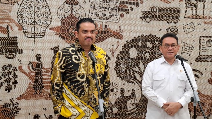 Menteri Usaha Mikro Kecil dan Menengah (UMKM) Maman Abdurrahman menyampaikan sekitar 1.300 merek brand lokal siap menjadi alternatif pemasok.