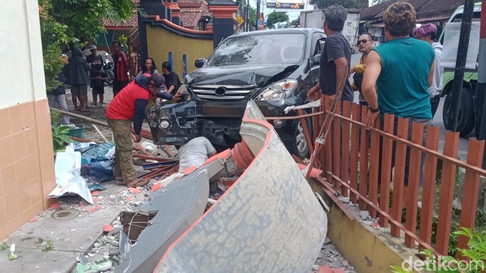 Mobil menabrak pagar dan papan SDN 2 Gedaren, Klaten, Senin (17/11/2025).