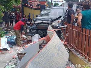 Duarr! Avanza Tabrak Pagar SD Gedaren Klaten, Siswa Panik Berhamburan