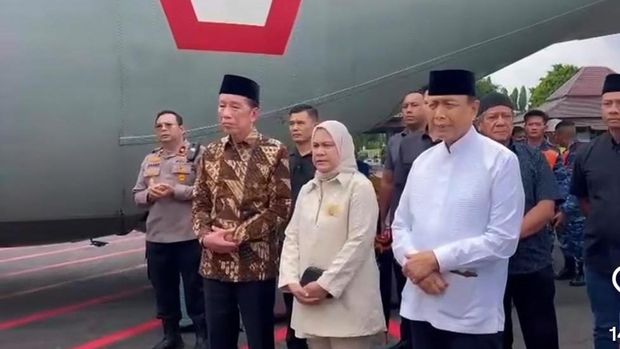 Momen Jokowi Ikut Jemput Jenazah Istri Wiranto di Bandara Solo Momen Jokowi Ikut Jemput Jenazah Istri Wiranto di Bandara Solo