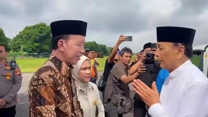Momen Jokowi Ikut Jemput Jenazah Istri Wiranto di Bandara Solo