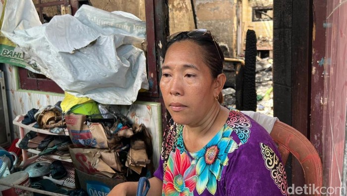 Murtini, warga Jatipulo, Palmerah, Jakarta Barat, Murtini, menceritakan detik-detik kebakaran yang melanda rumahnya kemarin. (Adhfar/detikcom).