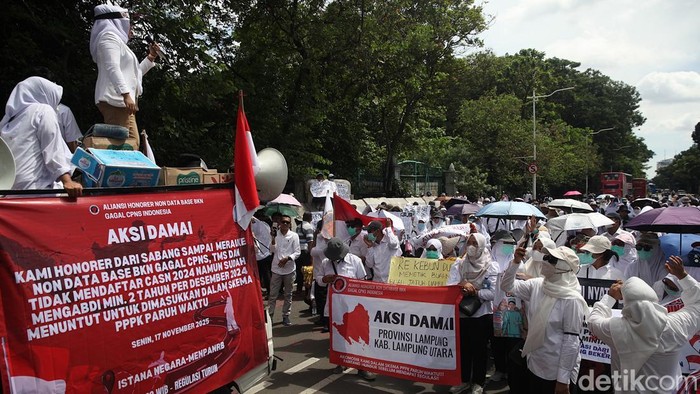 Para tenaga kesehatan honorer menggelar aksi unjuk rasa di kawasan Patung Kuda, Jakarta, Senin (17/11/2025).