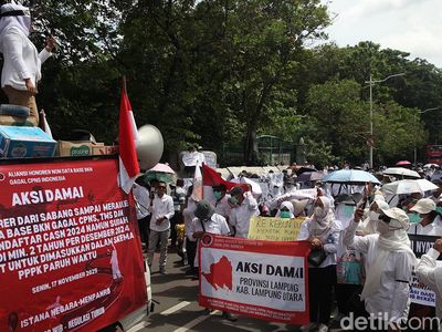 Nakes Honorer Unjuk Rasa di Patung Kuda Jakarta