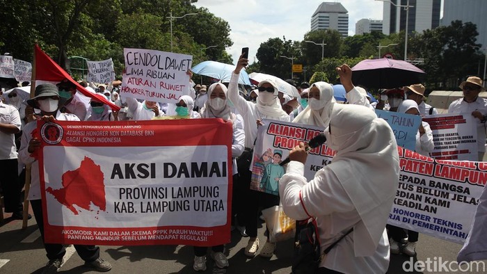 Para tenaga kesehatan honorer menggelar aksi unjuk rasa di kawasan Patung Kuda, Jakarta, Senin (17/11/2025).
