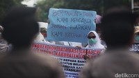 Para peserta aksi menuntut perubahan regulasi terkait status kepegawaian mereka.   