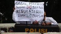 Aksi berlangsung tertib dengan peserta membawa spanduk, poster, dan menyampaikan orasi.  