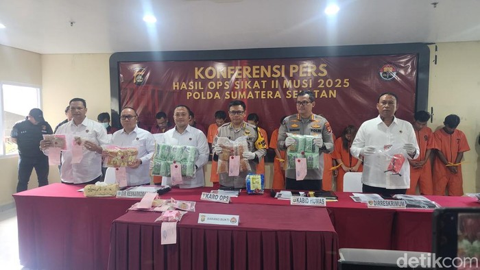 Konfrensi pers pengungkapan hasil Operasi Sikat II Musi 2025 di Mapolda.