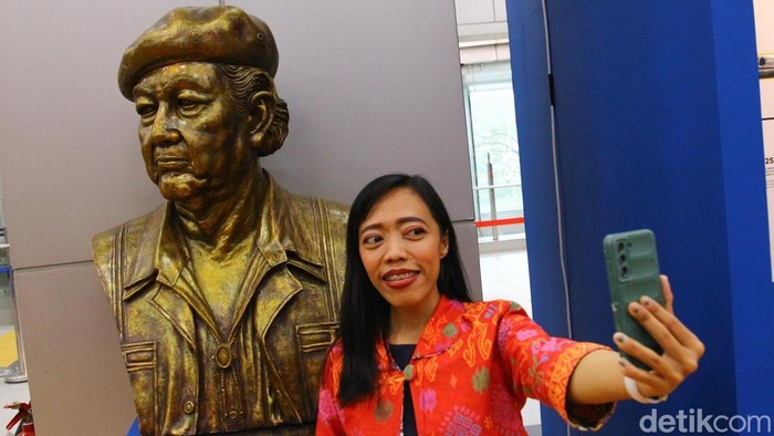 Pengunjung mengamati salah satu lukisan dalam pameran “Basoeki Abdullah dan Perjalanannya” yang digelar di MRT Fatmawati, Jakarta, Senin (17/11/2025).