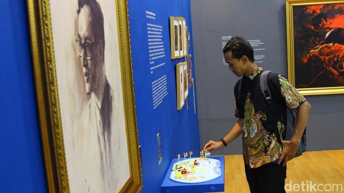 Pengunjung mengamati salah satu lukisan dalam pameran “Basoeki Abdullah dan Perjalanannya” yang digelar di MRT Fatmawati, Jakarta, Senin (17/11/2025).