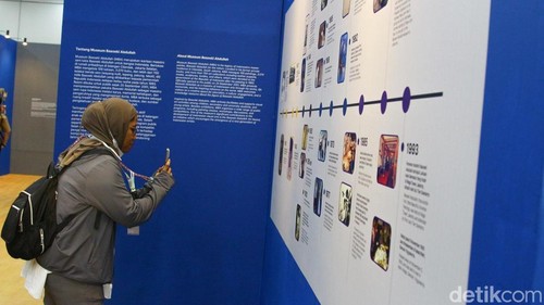 Pengunjung mengamati salah satu lukisan dalam pameran “Basoeki Abdullah dan Perjalanannya” yang digelar di MRT Fatmawati, Jakarta, Senin (17/11/2025).