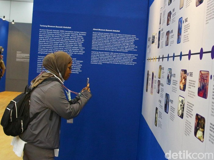 Pengunjung mengamati salah satu lukisan dalam pameran “Basoeki Abdullah dan Perjalanannya” yang digelar di MRT Fatmawati, Jakarta, Senin (17/11/2025).