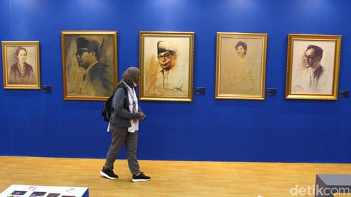 Pengunjung mengamati salah satu lukisan dalam pameran “Basoeki Abdullah dan Perjalanannya” yang digelar di MRT Fatmawati, Jakarta, Senin (17/11/2025).