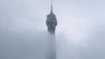 Paris Berkabut, Menara Eiffel Tampil dengan Pesona Berbeda