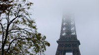 Paris Berkabut, Menara Eiffel Tampil dengan Pesona Berbeda