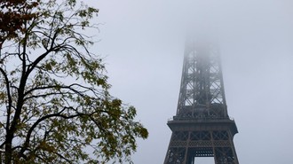 Paris Berkabut, Menara Eiffel Tampil dengan Pesona Berbeda