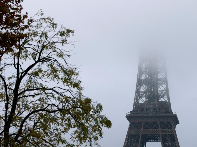 Paris Berkabut, Menara Eiffel Tampil dengan Pesona Berbeda
