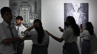 Sejumlah pelajar mengamati lukisan wayang saat pameran lukisan bertema Hitam Putih Bayangan Kehidupan di Galeri Prabangkara, Surabaya, Jawa Timur, Senin (17/11/2025). Pameran yang menampilkan 25 lukisan karya dari 10 perupa itu merupakan rangkaian dari Pekan Wayang Jawa Timur yang digelar dalam rangka Hari Wayang Nasional dan berlangsung hingga 22 November 2025. ANTARA FOTO/Didik Suhartono