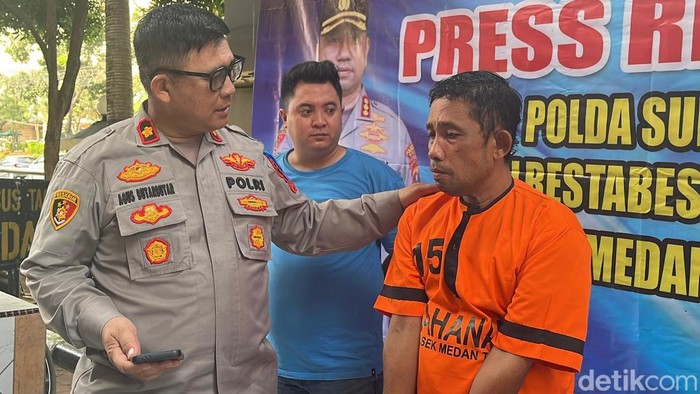 Pelaku saat diwawancarai petugas kepolisian. (Foto: Finta Rahyuni/detikSumut)