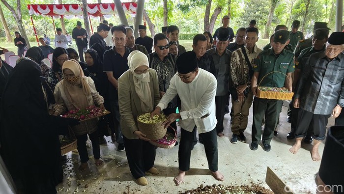 Proses pemakaman Istri Penasihat Khusus Presiden Bidang Politik dan Keamanan Jenderal (Purn) Wiranto, Rugaiya Usman, di makam keluarga Astana Ukir Sena Raga, Kelurahan Delingan, Kecamatan/kabupaten Karanganyar, Senin (17/11/2025).