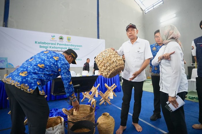 Pemerintah memperkuat strategi pengentasan kemiskinan melalui pemberdayaan berbasis potensi lokal.