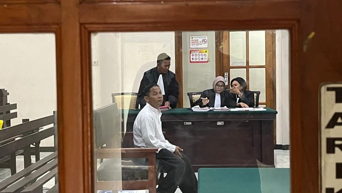 Terdakwa pemerkosaan anak di Mojokerto saat sidang