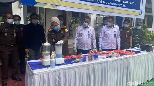 Pemusnahan barang bukti oleh Kejari Karangasem di Kantor Kejari Karangasem, Senin (17/11/2025). (I Wayan Selamat Juniasa)