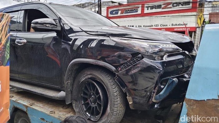 Penampakan Fortuner yang tabrak angkot di Sukabumi hingga terguling