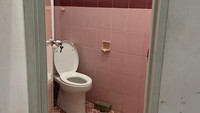 Dahulunya kamar mandi ini serba pink, maroon, putih, dengan toilet di bagian sudut paling sempit. Tampilannya minimalis tetapi tidak tampak kekinian. Foto: Via @dpockethouse