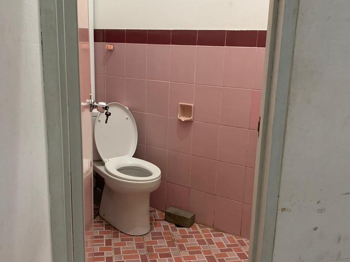 Penampakan kamar mandi di D Pocket House yang tidak simetris sebelum direnovasi