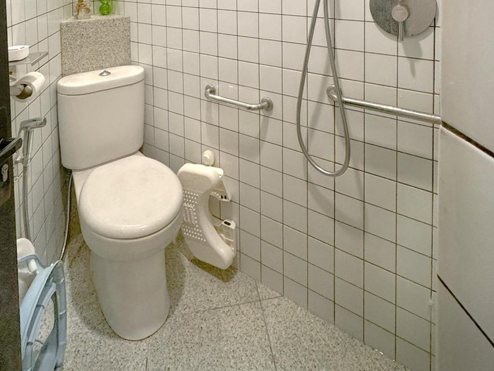 Penampakan kamar mandi tidak simetris di D Pocket House