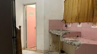 Pemilik D Pocket House, Dhila, mengatakan rumahnya berada di dalam gang sehingga lahan rumahnya tidak simetris. Setelah sekian lama interiornya dibiarkan sesuai saat dibeli. Dhila dan suami memutuskan merombak seluruh rumahnya di lantai dasar, salah satunya adalah kamar mandinya yang nggak ngotak, melainkan berbentuk trapesium. Foto: Via @dpockethouse