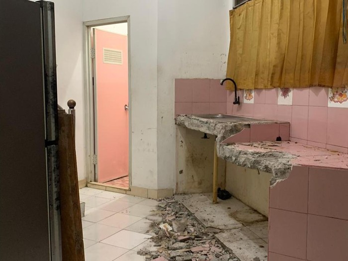 Penampakan kamar mandi tidak simetris di D Pocket House