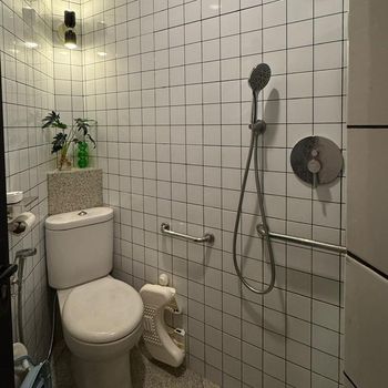 Penampakan kamar mandi tidak simetris di D Pocket House/Via @dpockethouse Penampakan kamar mandi tidak simetris di D Pocket House