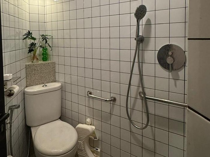 Penampakan kamar mandi tidak simetris di D Pocket House