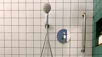 Sebelum memasang grip bars, Dhila mencari tahu dahulu ketinggian idealnya dari jurnal internasional agar pemasangannya benar-benar sesuai standar. Jenis shower yang ada di rumahnya pun ada dua jenis. Pertama shower tanam dengan pemanas air dan shower dengan lengan panjang yang bisa dilepas pasang. Ia juga membuat niche sebagai pengganti rak-rak gantung. Foto: Via @dpockethouse
