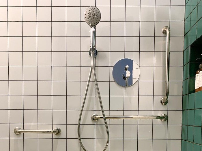 Penampakan kamar mandi tidak simetris di D Pocket House