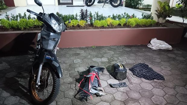AAS (39), pria Tasikmalaya yang ditangkap usai mencuri sepeda motor di Kudus beserta barang bukti motor yang dicurinya. Foto diunggah Senin (17/11/2025).